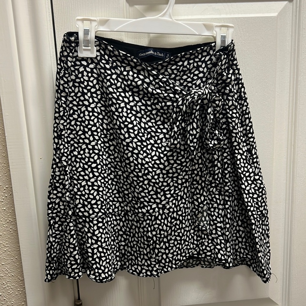Abercrombie and Fitch Black Pattern Ruffle Wrap Skirt Size Small